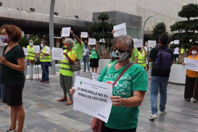 Imagen de la concentración organizada por la Marea Verde en la avenida de la Libertad