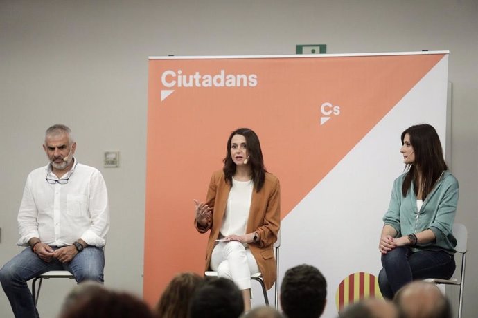 La presidenta de Ciudadanos, Inés Arrimadas, junto a Carlos Carrizosa, nuevo candidato a la Presidencia de la Generalitat de Cataluña, y Lorena Roldán, a quien sustituye en el puesto.