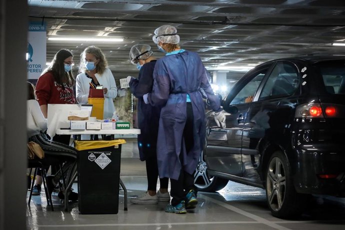 Personal sanitario atiende a los miembros de la comunidad educativa en un stoplab.