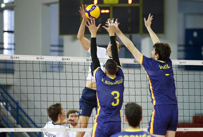 Los jugadores de la selección española de voleibol intentan un bloqueo en el España-Moldavia del Preeuropeo de Chipre