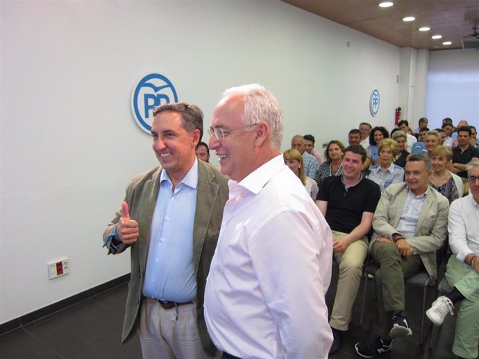  El candidato a la Presidencia del PP José Ramón García-Hernández (izquierda)         