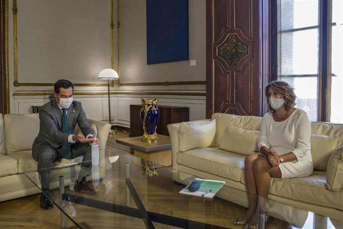 El presidente de la Junta de Andalucía, Juanma Moreno (i), junto a la secretaria general del PSOE-A, Susana Díaz (d) durante la ronda de reuniones con los representantes de los grupos políticos del Parlamento de Andalucía