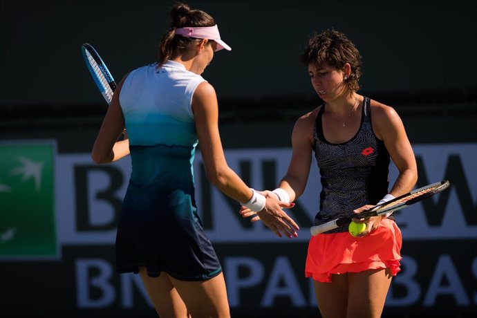 Garbiñe Muguruza y Carlos Suárez chocan durante un partido de dobles en el torneo de Indian Wells de 2019