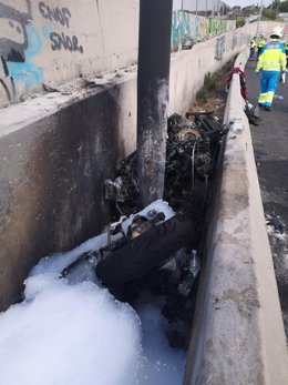 Accidente de tráfico con una motocicleta calcinada en Galapagar (Madrid)