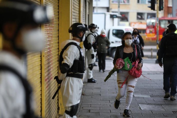 Controles de la Policía y del Ejército en las calles de Bogotá, durante la cuarentena al inicio de la pandemia.