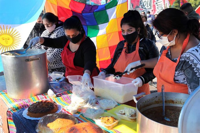 Un colectivo de vecinos de la ciudad de Buenos Aires reparte comida entre los más necesitados durante la crisis provocada por la COVID-19.