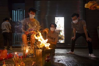 Festival del Fantasma del Hambre, en Hong Kong, China, una tradición local en la que se espantan los malos espíritus quemando dinero falso y ofreciendo alimentos a los antepasados.