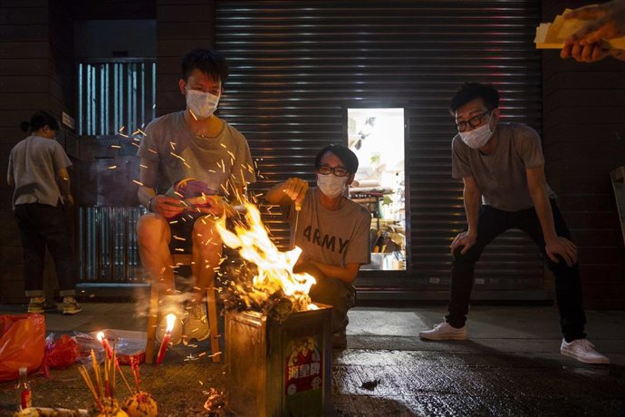 Festival del Fantasma del Hambre, en Hong Kong, China, una tradición local en la que se espantan los malos espíritus quemando dinero falso y ofreciendo alimentos a los antepasados.