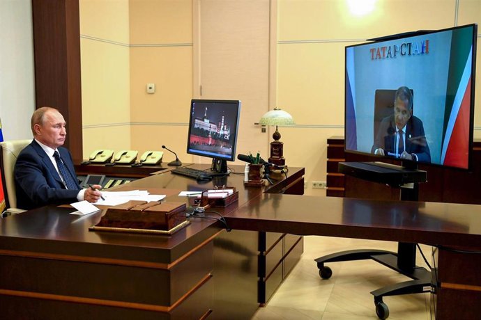 Putin en una videoconferencia con el presidente de la república de Tartaristán, Rustam Minnikhanov. 