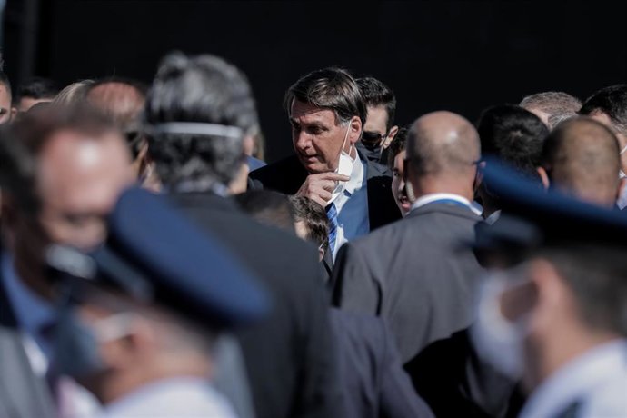 Coronavirus.- Brasil suma 1.200 muertes más y Bolsonaro descarta hacer obligator