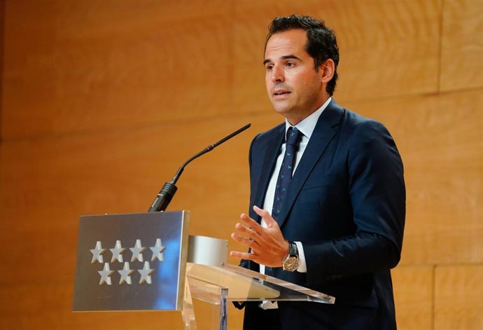 El vicepresidente del Gobierno regional, Ignacio Aguado, interviene durante la rueda de prensa posterior al Consejo de Gobierno donde ha asegurado que la reducción de consejerías "no está sobre la mesa" a día de hoy. En Madrid, (España), a 26 de agosto 