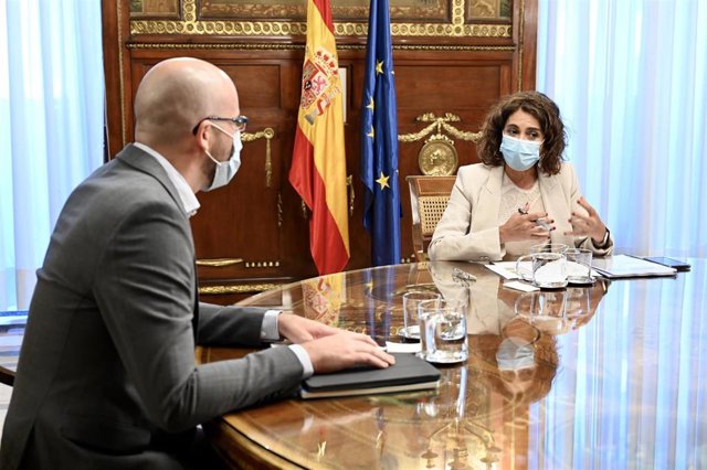 La ministra de Hacienda, María Jesús Montero; y el secretario de Estado de Derechos Sociales, Nacho Álvarez, durante una reunión para abordar las líneas generales del anteproyecto de Presupuestos Generales del Estado para 2021