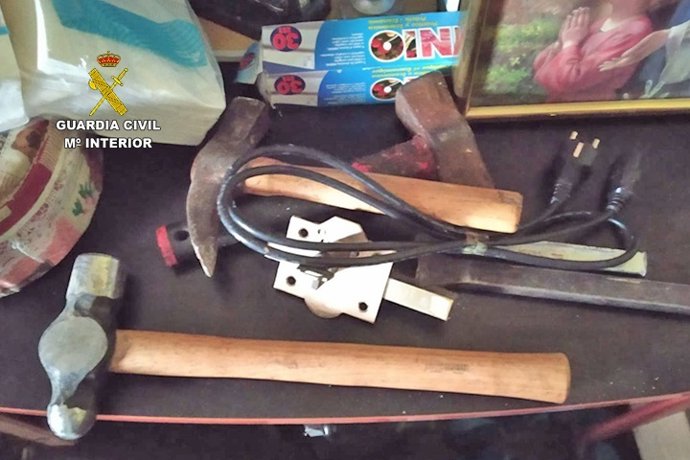 Herramientas intervenidas a los detenidos.