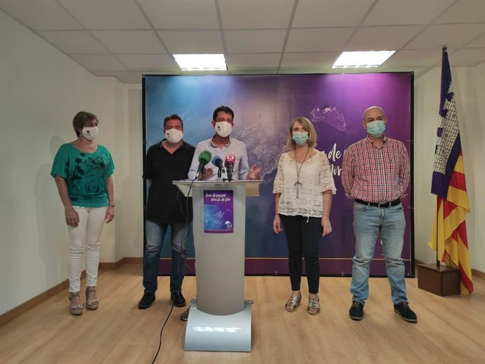 El presidente de El PI, Antoni Amengual, en una rueda de prensa con miembros de la formación.