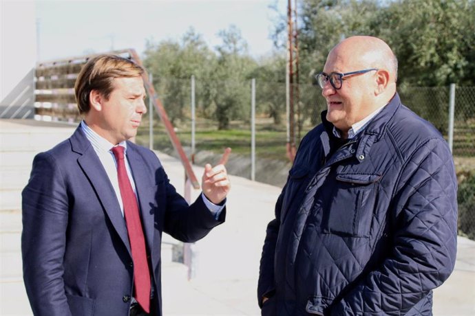 El delegado de la Junta en Córdoba, Antonio Repullo (izda.) habla con el alcalde de La Rambla, Jorge Jiménez, en una imagen de archivo.