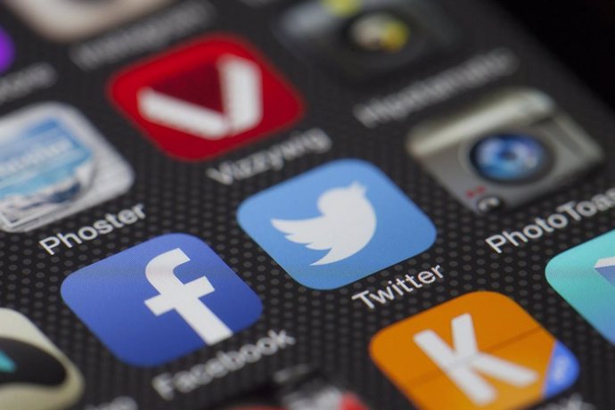 Facebook y Twitter eliminan varias cuentas falsas rusas asociadas a una página d