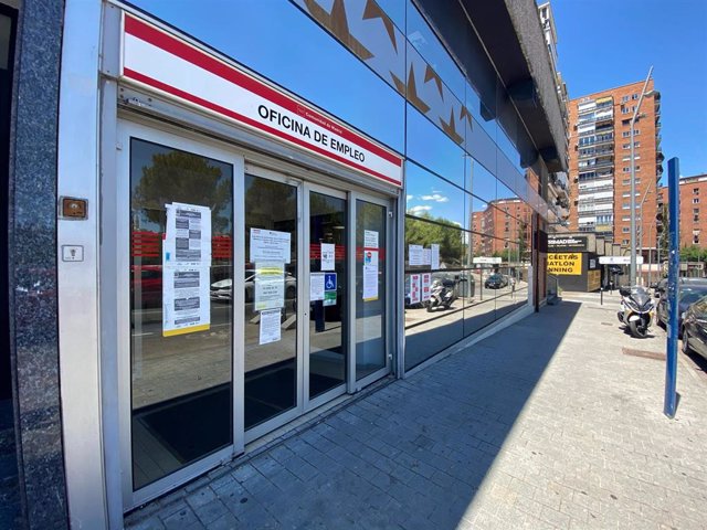 Entrada a una oficina del SEPE el día en el que se conocen los datos del paro de junio