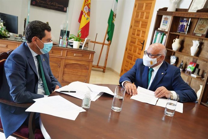 El presidente de la Junta, Juanma Moreno, en una reunión con el alcalde de La Rambla, Jorge Jiménez, el pasado julio.