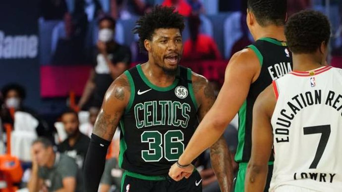 Marcus Smart celebra una canasta en el Raptors-Celtics