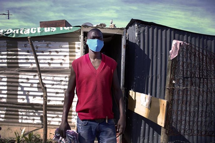 Un hombre con mascarilla en Johannesburgo