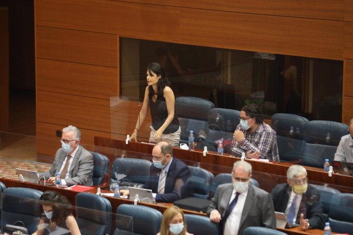 La diputada de Podemos Isa Serra realiza una pregunta en la sesión de control al Gobierno en la Asamblea de Madrid en la que se debate sobre derechos LGTBI, medicalización de residencias y un plan para Barajas, en Madrid (España), a 2 de julio de 2020.