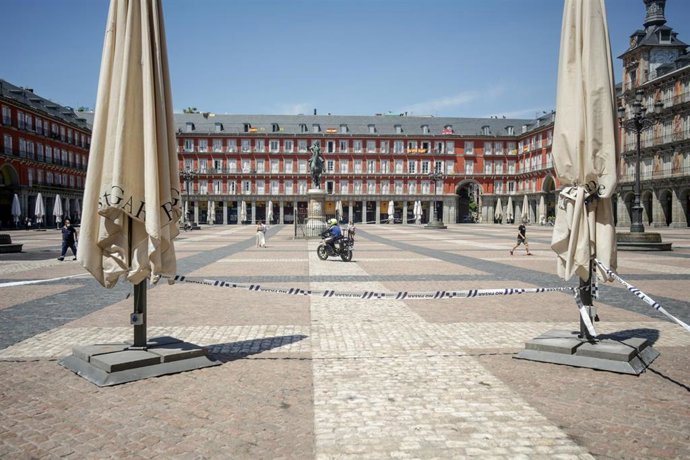 Las terrazas de la Plaza Mayor de la capital precintadas