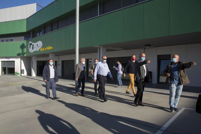 La corporación municipal visita el nuevo patio del colegio Bernat Etxepare