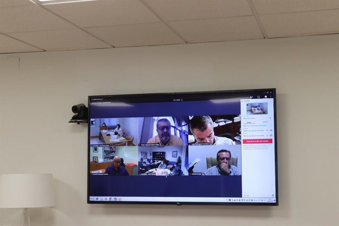 Reunión de coordinación de la atención al Covid-19 con la presencia de la delegada territorial de Salud y Familias de la Junta en Córdoba, María Jesús Botella.