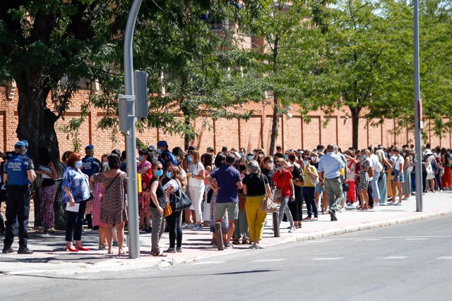 Uma multidão de pessoas faz fila no IES Virgen de la Paloma para fazer um teste de coronavírus.