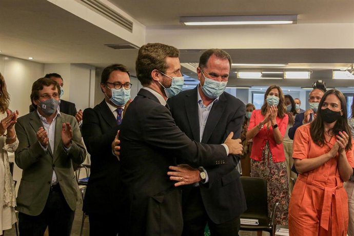 Carlos Iturgaiz, junto a Pablo Casado,