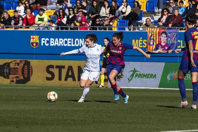Teresa Abelleira pugna con Mariona Caldentey en el FC Barcelona-Deportivo ABANCA de la Primera Iberdrola 2019-2020