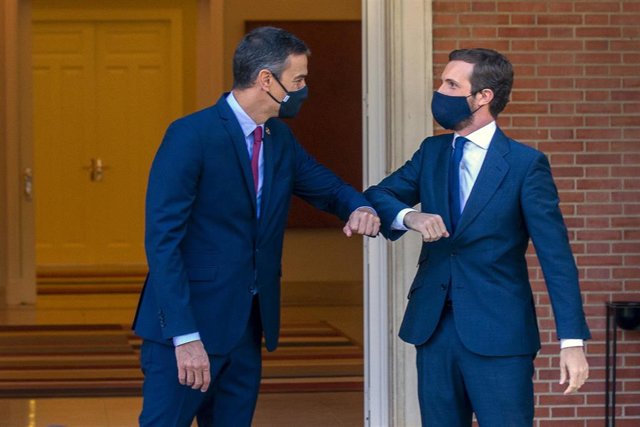 El presidente del Gobierno, Pedro Sánchez (i) y el presidente del PP, Pablo Casado, se saludan con el codo en el Palacio de Moncloa, antes del inicio de su reunión, en Madrid (España), a 2 de septiembre de 2020.