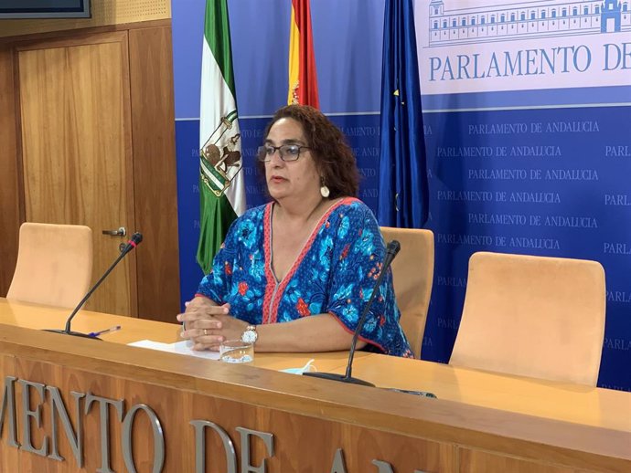 La portavoz adjunta de Adelante Andalucía, Ángela Aguilera, en rueda de prensa