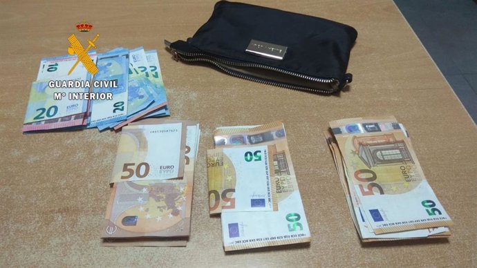 Monedero con dinero hallado por la Guardia Civil y que había perdido una empresa de Miajadas