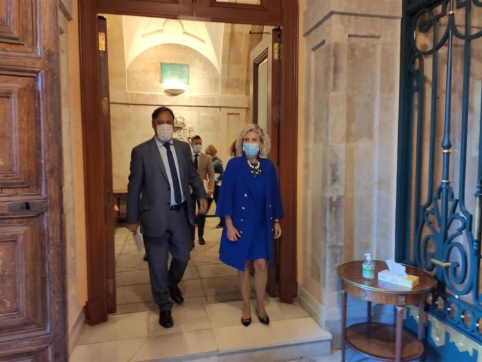 La consejera de Sanidad junto al alcalde de Salamanca en el Ayuntamiento antes de la rueda de prensa