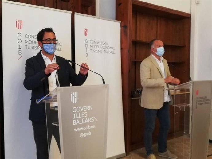 El conseller de Modelo Económico, Turismo y Trabajo, Iago Negueruela, y el director general de Modelo Económico, Lloren Pou.