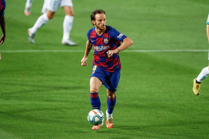 BARCELONA, SPAIN - JULY 08: 04 Ivan Rakitic of FC Barcelona during the Spanish League, La Liga, football match played between FC Barcelona and CA Osasuna at Camp Nou stadium on July 16, 2020 in Barcelona, Spain.