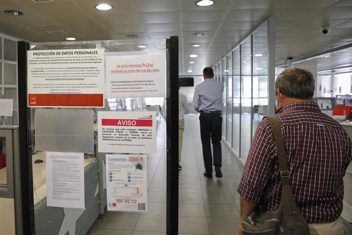 Varias personas caminan por las instalaciones de la Oficina Regional de Empleo.