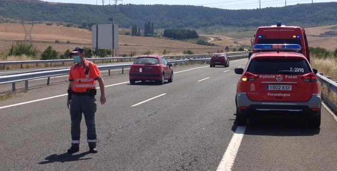 Un agente de Seguridad Vial de Policía Foral regula el tráfico en el lugar del accidente