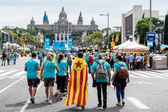 Personas con banderas de la estelada (bandera independentista catalana) durante la manifestación convocada por la ANC con el lema 'Objectiu Independncia (Objetivo independencia)', dentro de los actos de la Diada de Cataluña 2019