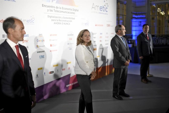 El consejero delegado de Santander España, Rami Aboukhair; la vicepresidenta tercera de Asuntos Económicos y Transformación Digital, Nadia Calviño; y el presidente de Ametic, Pedro Mier