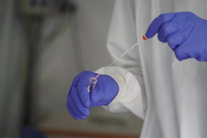 Trabajadores sanitarios realizan test de Covid-19 en el Hospital de Basurto en Bilbao