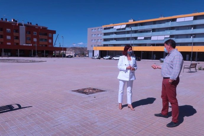 La Alcaldesa De Teruel, Emma Buj, Y El Concejal De Urbanismo E Infraestructuras, Juan Carlos Cruzado, En El Polígono Sur