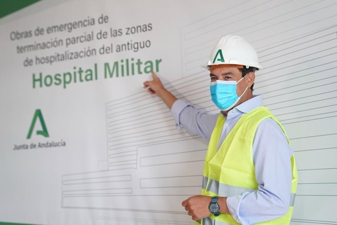 El presidente de la Junta de Andalucía, Juanma Moreno, en una visita a las obras del antiguo Hospital Militar de Sevilla.