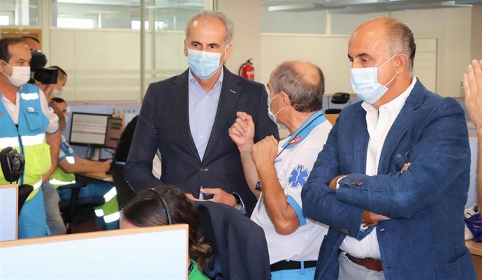 Imagen de recurso del consejero de Sanidad, Enrique Ruiz Escudero, y el viceconsejero de Salud Pública, Antonio Zapatero, en la sede del SUMMA 112.
