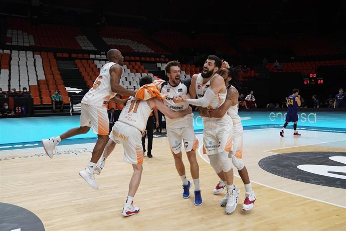 Los jugadores del Kirolbet Baskonia celebran en La Fonteta (Valencia) la victoria en la final de la Liga Endesa ante el Bara (67-69)