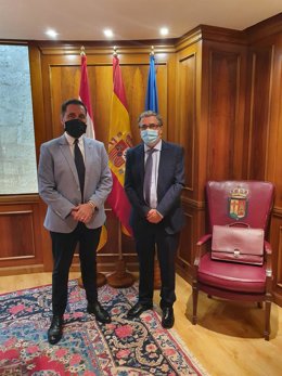 Reunión entre el presidente del Parlamento Jesús María García y el consejero de Servicios Sociales y Gobernanza Pública, Pablo Rubio