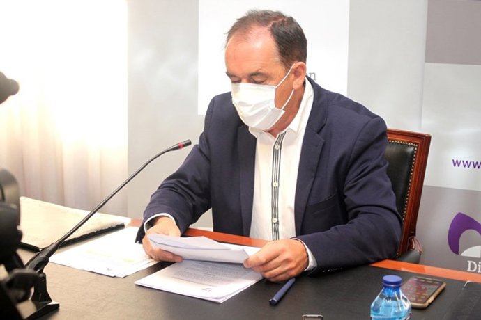 El presidente de la Diputación de Soria, Benito Serrano, explica los acuerdos de la Junta de Gobierno.