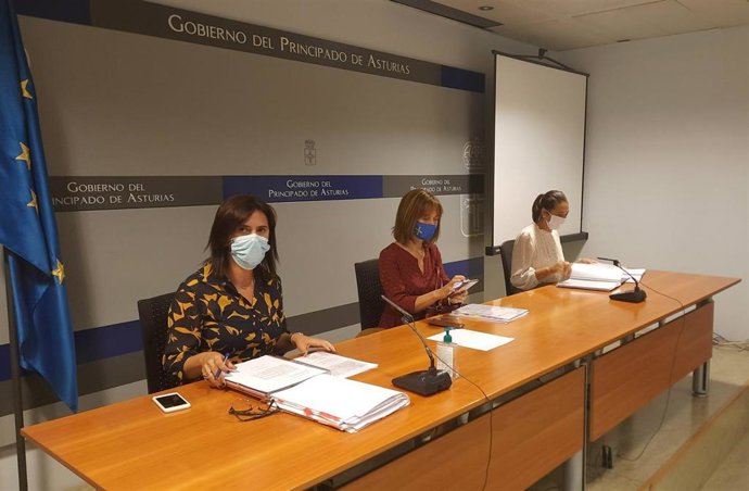 La jefa de servicio de Juego, Ana Ramón; la consejera de Hacienda, Ana Cárcaba, y la directora general de Patrimonio y Juego, Belén González.