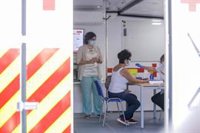 PSOE tacha de "irresponsable" a la Comunidad por permitir largas filas de docentes esperando a una prueba serológica